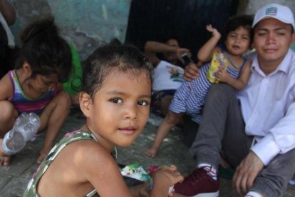 Migrantes hondurenos descansan  en el municipio de Pijijiapan  en el estado de Chiapas, México.-EFE / MARÍA DE LA LUZ ASCENCIO