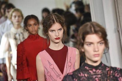 Valentino presenta en París su colección para la próxima primavera.-AP / ATLAS