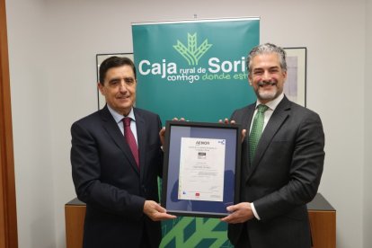 Carlos Martínez, presidente de Caja Rural de Soria, y David de Pastors, director de Evaluación de la Conformidad de Aenor. HDS