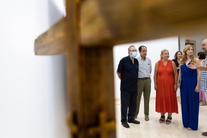 Un momento de la inauguración de la muestra en la sala de Cultura de la Junta.-ICAL