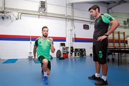 Corrus, a la derecha de la imagen, cuando trabajaba en la primera plantilla del Numancia como recuperador físico. HDS