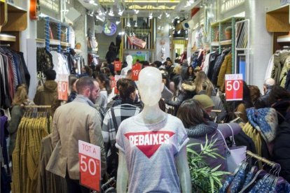 Jornada de rebajas de invierno en el centro de Barcelona en el 2017.-JORDI COTRINA