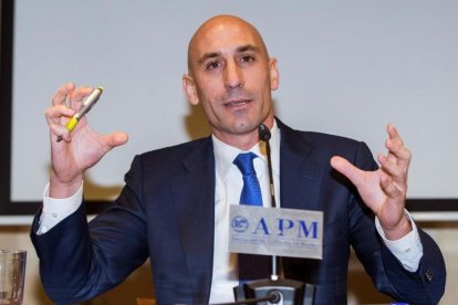 Luis Rubiales, durante la rueda de prensa en la que hizo oficial su renuncia a la presidencia de la AFE para aspirar a la de la RFEF.-/ RODRIGO JIMÉNEZ / EFE