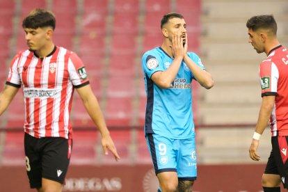 Rubén Mesa se lamenta en una acción del partido ante la UD Logroñés el pasado sábado. ÁREA 11