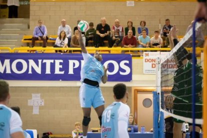 Juan Pablo Moreno fue decisivo en el quinto set para que el Río Duero ganara en Valencia. GONZALO MONTESEGURO