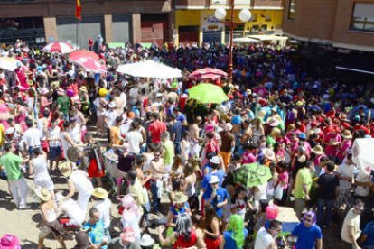 Turistas y sorianos celebrando el viernes de Toros cerca de la Zona. / ÁLVARO MARTÍNEZ-