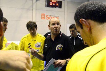 Fernando Sánchez da instrucciones a sus jugadores durante un partido. / DIEGO MAYOR-