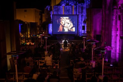 Proyección de ‘Nosferatu’, durante el pasado Festival de las Ánimas, en las ruinas de San Nicolás. GONZALO MONTESEGURO