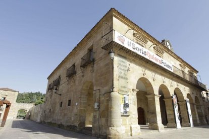 El trampantojo oculta los solares previstos para aumentar el centro cultural-Luis Ángel Tejedor