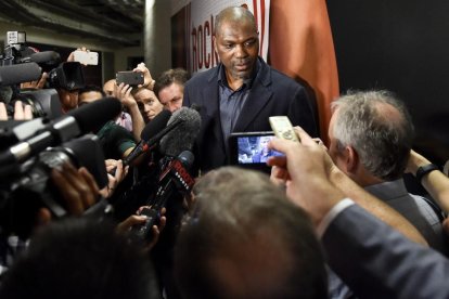 Hakeem Olajuwon fue homenajeado por los Rockets.-ERIC CHRISTIAN SMITH / AP