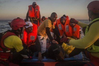 Refugiados e inmigrantes rescatados por la tripulación del 'Astral', a unas 18 millas al norte de Libia, el 21 de julio.-AP / SANTI PALACIOS