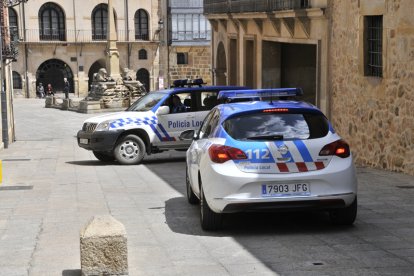 Vehículos de la Policía Local junto al Ayuntamiento de Soria. HDS