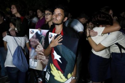 Estudiantes universitarios de La Habana siguen los funerales de Fidel Castro en Santiago por televisión.-REUTERS