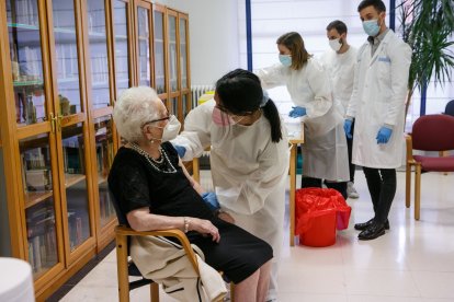 Felicitas Jiménez, de 97 años, fue la primera soriana en recibir la vacuna. -HDS