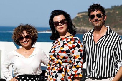 Anna Costa, Debi Mazar y Paco León, en el Festival de San Sebastián.-JAVIER ETXEZARRETA