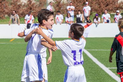 Los jugadores benjamines del Real Madrid celebran un gol al Rayo Vallecano en la final. MARIO TEJEDOR