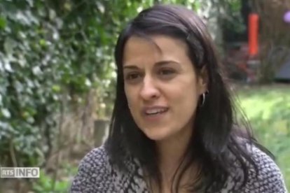 La exdiputada de la CUP Anna Gabriel, durante su entrevista en la televisión suiza RTS.-/ PERIODICO