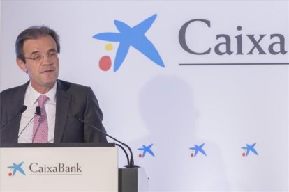 El presidente de CaixaBank, Jordi Gual, durante la presentación en Valencia de los resultados económicos del ejercicio de 2017.-MIGUEL LORENZO