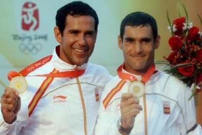 Fernando Echávarri, a la izquierda, junto a Antón Paz cuando ganaron la medalla de oro en los Juegos de Pekín-AFP / DON EMMERT