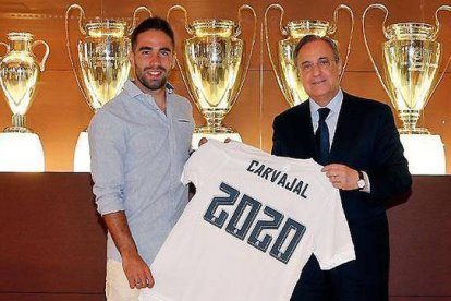 Florentino Pérez entrega una camiseta a Carvajal con el dorsal 2020, tras firmar el lateral la ampliación de contrato.-Foto: REAL MADRID
