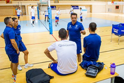 Alberto Toribio, en un entrenamiento del Rio Duero Soria de voleibol. MARIO TEJEDOR