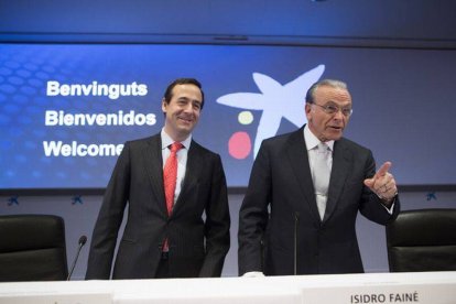 El presidente de CaixaBank, Isidre Fainé (derecha), junto al consejero delegado, Gonzalo Gortázar.-Foto: ALBERT BERTRAN