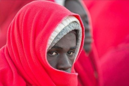 Uno de los inmigrantes rescatados el 6 de enero del 2019 en un naufragio en el mar de Alborán.-ÁLVARO CABRERA (EFE)