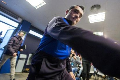 Ernesto Valverde se dirige, hoy, a la mesa de la conferencia de prensa en la Ciudad Deportiva Joan Gamper.-JORDI COTRINA