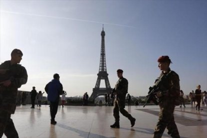 Un militar vigila las inmediaciones de la torre Eiffel, en abril del pasado año.-AFP / LUDOVIC MARIN