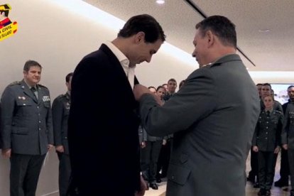 Rafa Nadal recibe la Cruz de Plata al mérito de la Guardia Civil.-EFE