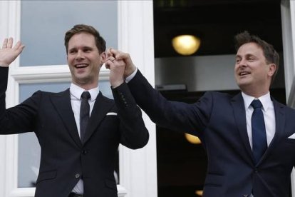 El primer ministro de Luxemburgo, Xavier Bettel (derecha), junto a su marido en Luxemburgo.-Foto:   JULIEN WARNAND / EFE