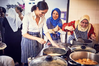 a duquesa de Sussex cocinando en el Hubb Comnnunity Kitchen.-HANDOUT