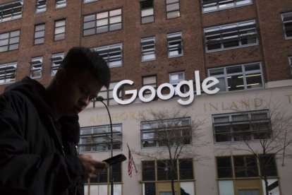 Un hombre utiliza un móvil ante unas oficinas de Google en Nueva York.-AP