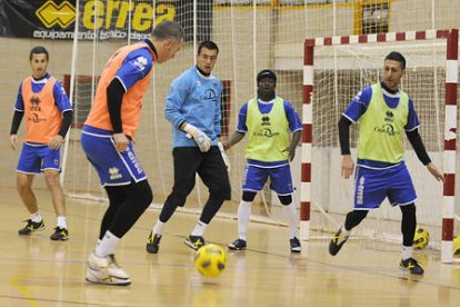 Los jugadores del Numancia tuvieron que entrenar bajo cubierto. / VALENTÍN GUISANDE-