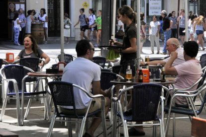 Una camarera atiende en una terraza hostelera de la ciudad, en una imagen de este verano.-ÁLVARO MARTÍNEZ