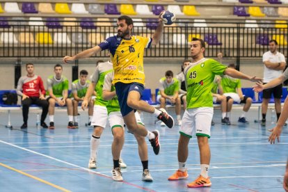 Acción de juego durante el partido en el San Andrés entre el BM Soria y el Anaitasuna. GONZALO MONTESEGURO