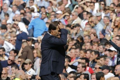 Lopetegui se lamenta durante el partido ante el Levante.-AP