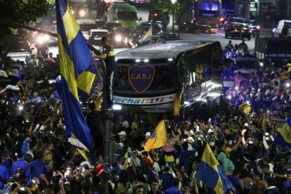 Así fue la despedida a los jugadores en las inmediaciones de la Bombonera.-EFE