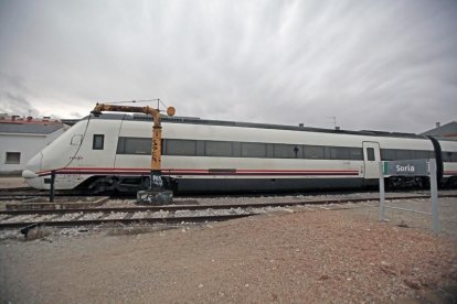 Uno de los trenes que hace la línea Madrid-Soria, estacionado en El Cañuelo.-MARIO TEJEDOR