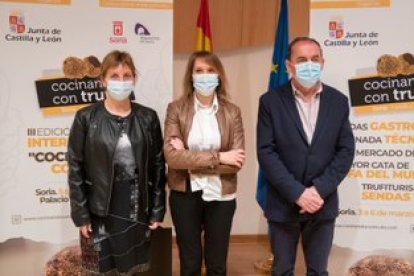 Rocío Lucas junto a Benito Serrano y Yolanda Santos, en la presentación de la III edición del concurso. GONZALO MONTESEGURO