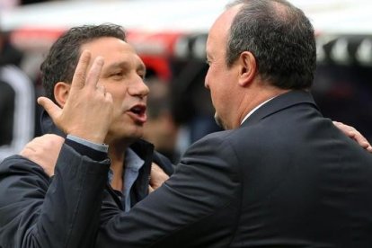 Eusebio y Benítez hablan en el partido del Bernabéu.-AFP / CÉSAR MANSO