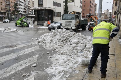 Retirada de hielo, ayer en la capital soriana. LUIS ÁNGEL TEJEDOR