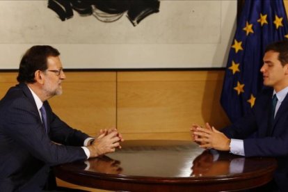 El presidente en funciones y líder del PP, Mariano Rajoy, con el jefe de Ciudadanos, Albert Rivera, la pasada semana en el Congreso.-AGUSTIN CATALÁN