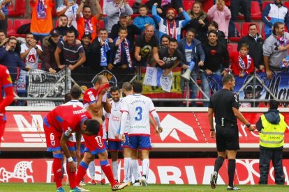 Escassi y Unai Medina se lamentan tras encajar un gol durante uno de los partidos de esta temporada.-MARIO TEJEDOR