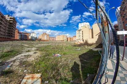 La 'parcela del circo', entre la avenida de Valladolid y la calle García Solier. MARIO TEJEDOR