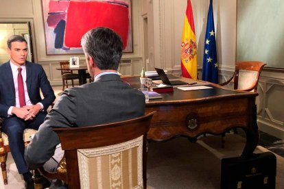 Pedro Sánchez, este lunes, en un momento de la entrevista con Carlos Fanganillo.-TVE