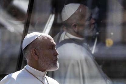 John Malkovich durante el rodaje de la segunda temporada de la serie The Young Pope.-EFE( ANGELO CARCONI)