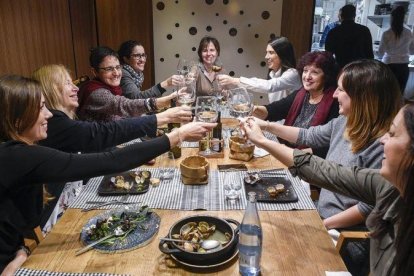 Un grupo de mujeres celebra una comida de empresa y de Navidad en Sant Boi.-JORDI COTRINA