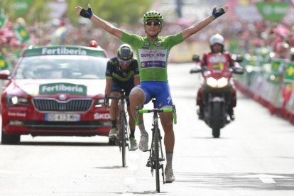 Matteo Trenin levanta los brazos por delante de José Joaquín Rojas, en la meta de Alhama de Murcia.-EFE / JAVIER LIZÓN