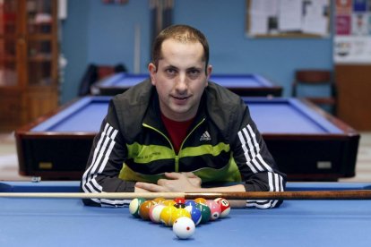 Carlos Cortés, en la sala de billar del Casino Amistad Numancia. HDS